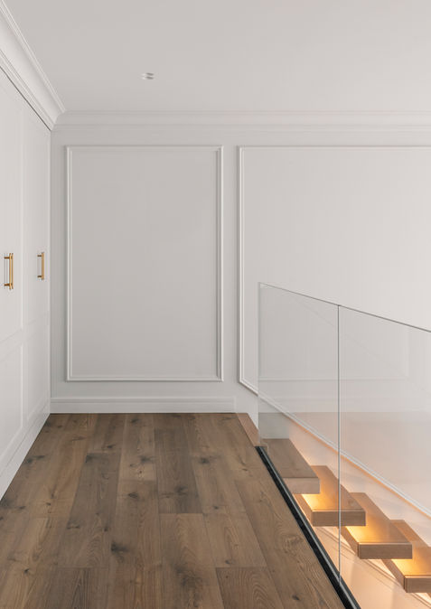 Скляне огородження другого поверху кріплене на системі прихованого монтажу