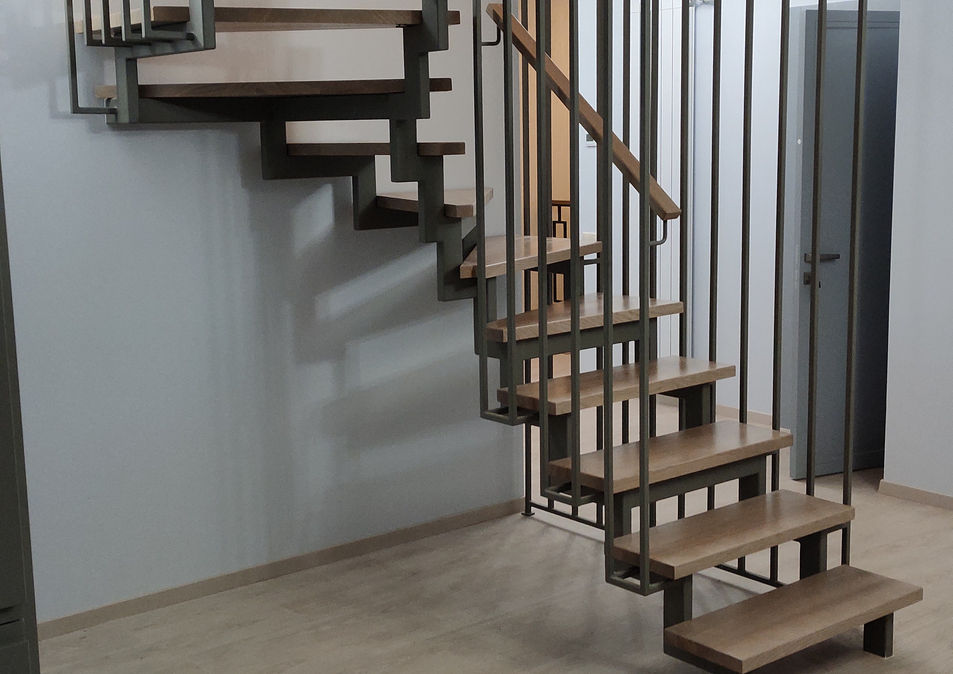 Сходи на подвійних металевих косоурах з ясеневими сходинками