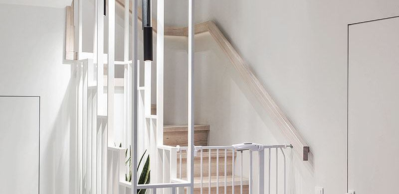 Бетонні сходи обшиті світлим деревом з огородженням з профільної труби та дитячою хвіртка