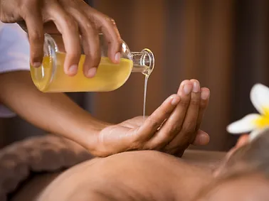 Verser de l'huile de massage.webp