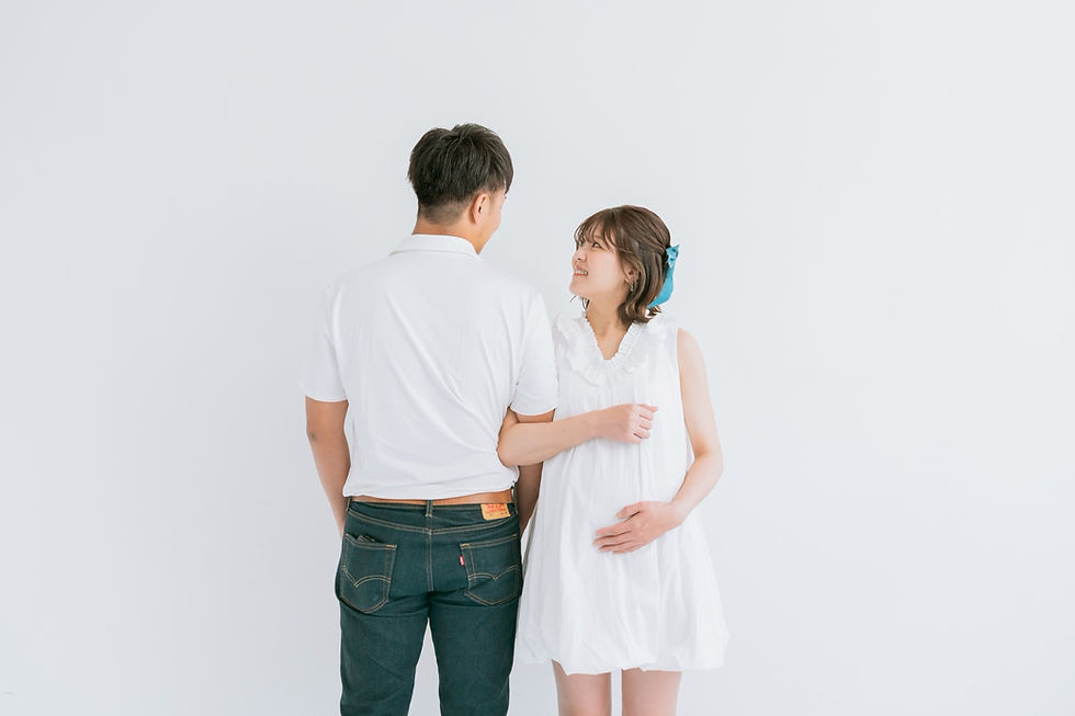 スタジオで撮影されたマタニティフォト