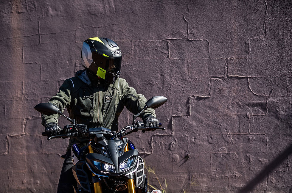 Miniaturbild: MACNA Breeze Hoodie Motorrad im Sommer