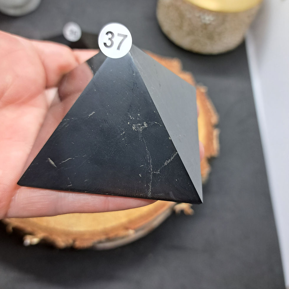 Miniature : Pyramides 6 cms Shungite Russie AA