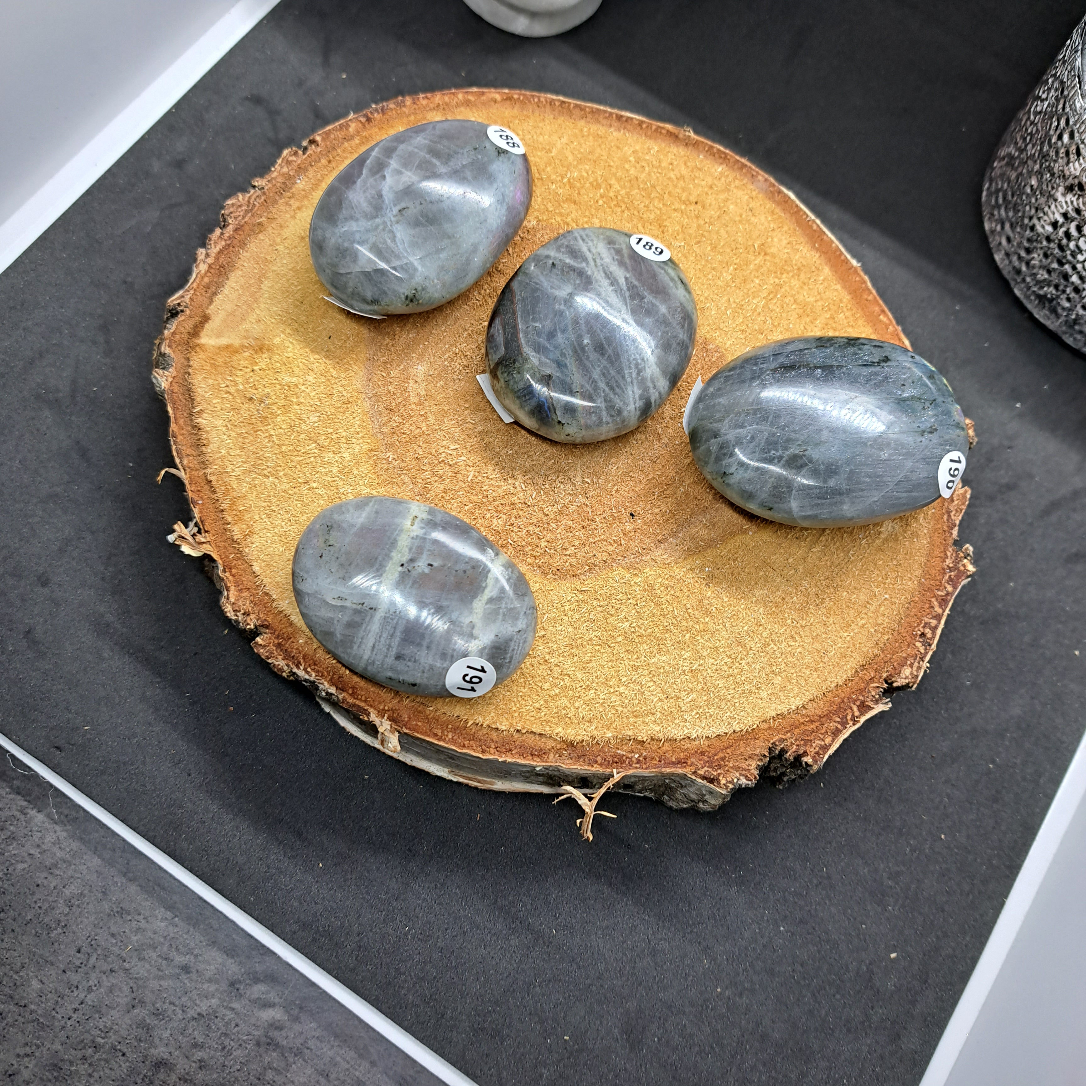 Galets en Labradorite violette et bleue  A