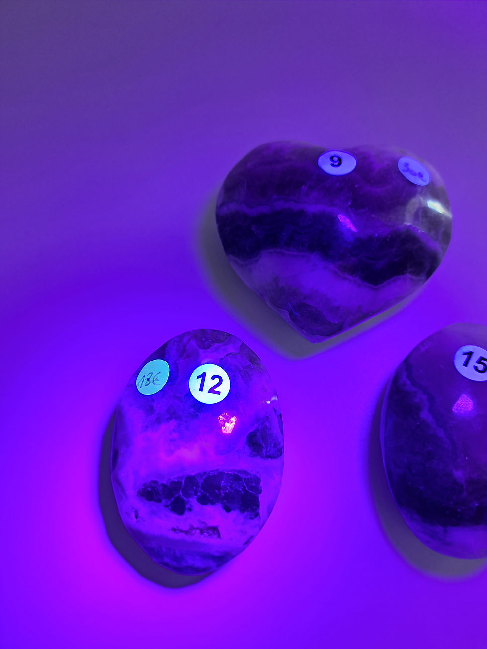Miniature : Coeur et galets en Fluorite fluorescente