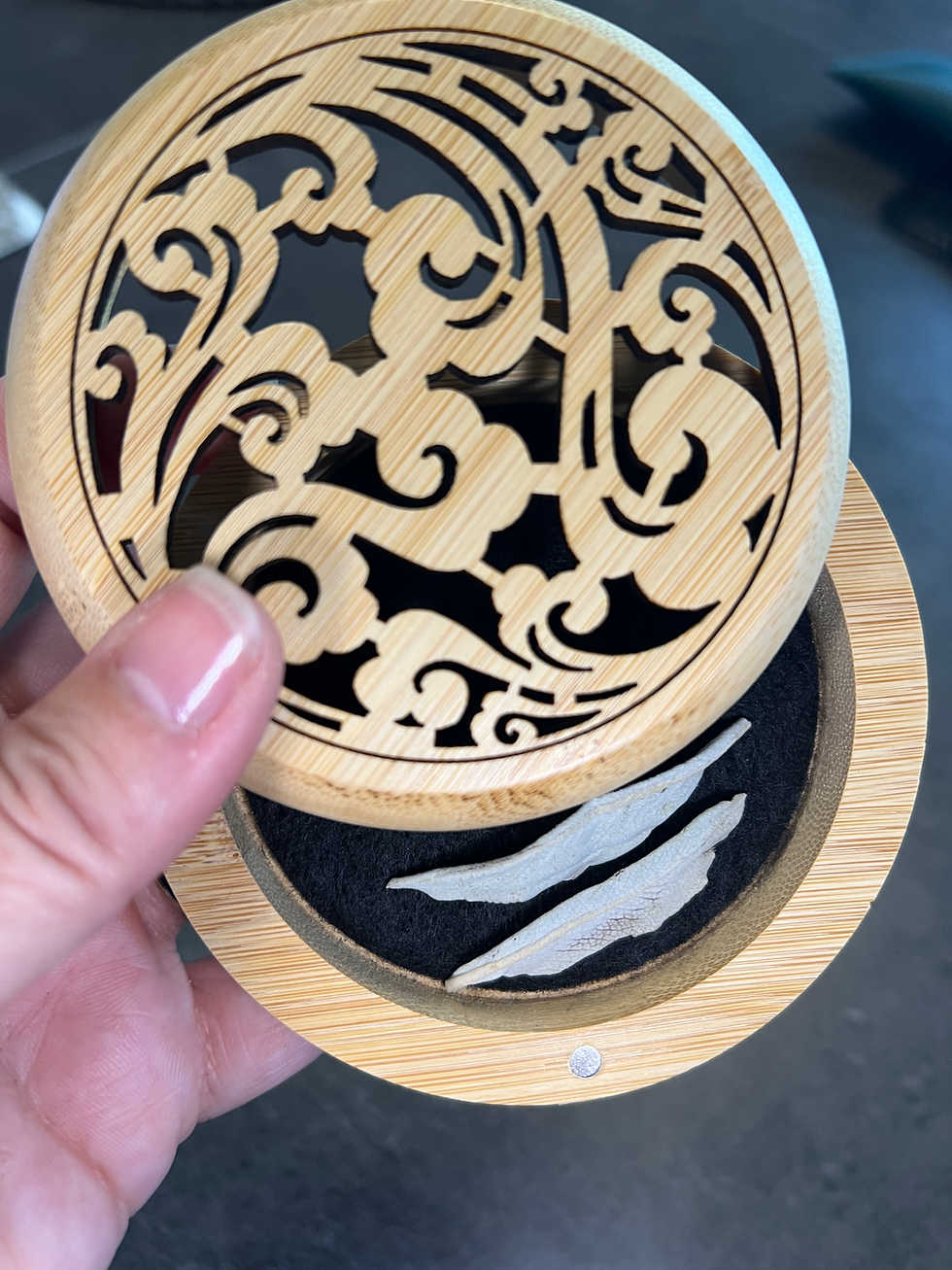 Miniature : Bruleur d'encens rond en bois - Motif ondulé