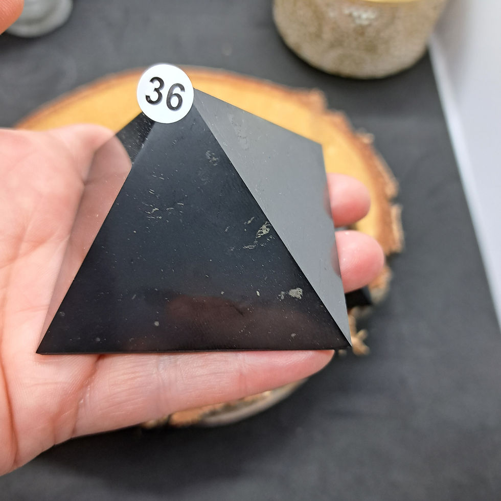Miniature : Pyramides 6 cms Shungite Russie AA