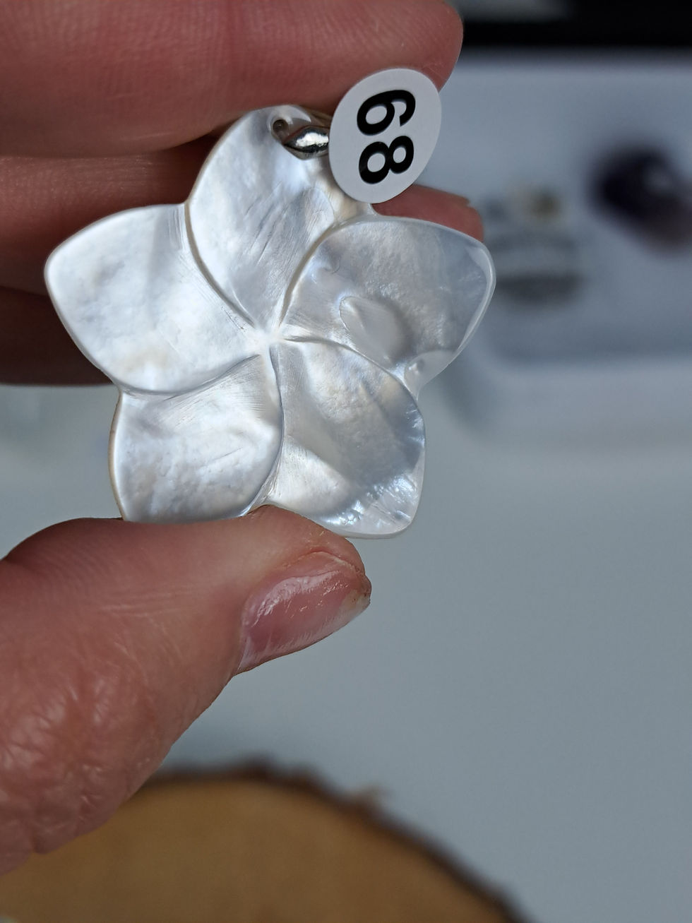 Miniature : Pendentif fleurs monoi en nacre 3,7x 3,1 cms