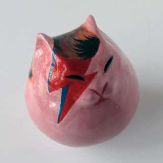 Una statuina di terracotta che raffigura David Bowie ma a forma di gatto
