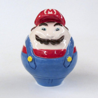 Una statuina di terracotta che raffigura Super Mario ma a forma di gatto