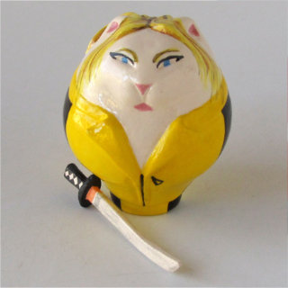 Una statuina di terracotta che raffigura Uma Thurman in Kill Bill ma a forma di gatto