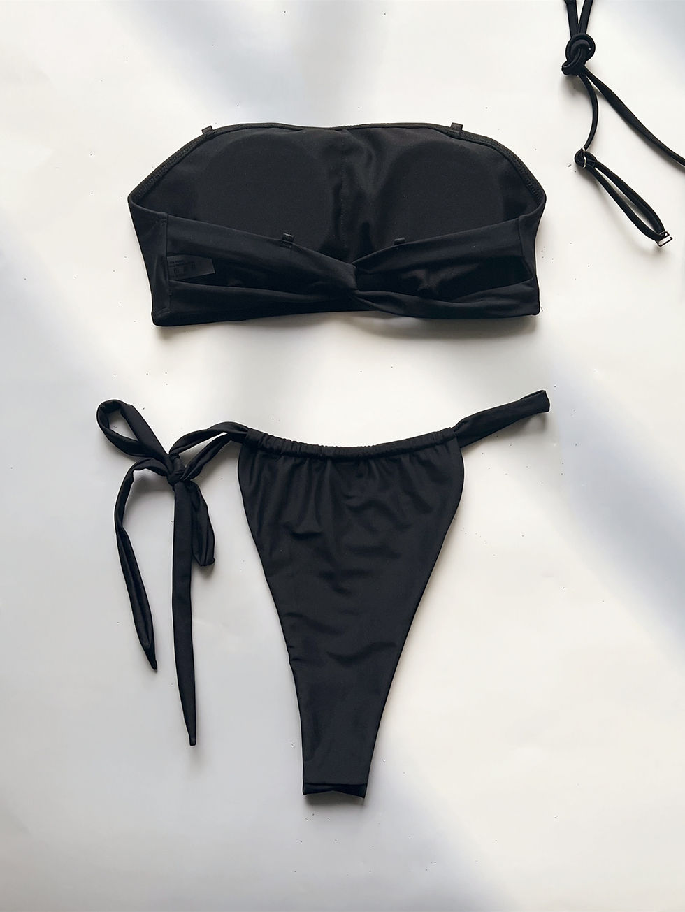 Thumbnail: Pretty Marmóreo black high-cut cheeky bikini bottoms with adjustable side tie