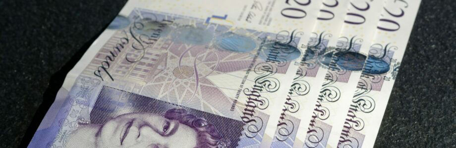 4 20 pound bank notes