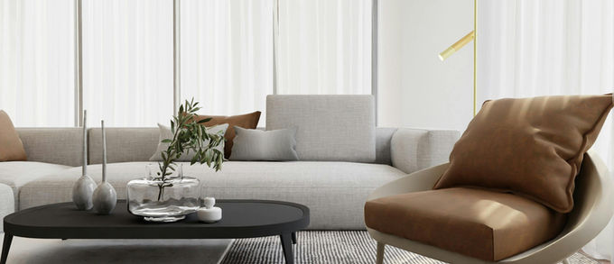 Canapé lin et fauteuil cuir marron sur tapis graphique, table basse noire mate avec vases et branche d’olivier, salon moderne italien, ambiance élégante et épurée.