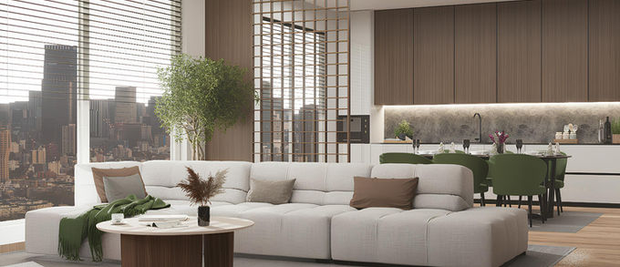 Salon moderne italien 2026 avec canapé blanc, coussins beige et marron clair, plaid vert sapin, table basse en bois châtaigne avec plateau blanc sur tapis gris, cuisine ouverte blanche avec meubles hauts en bois châtaigne et crédence gris marbré, table à manger noire mate avec chaises vert sapin, sol en bois clair, ambiance élégante et harmonieuse.