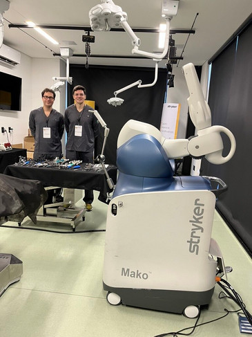 Dr. Tiago Lazzaretti em treinamento e certificação em cirurgia robótica de joelho