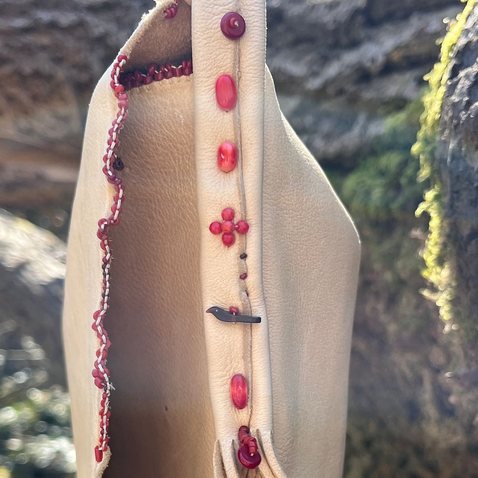 Miniature : "Walk Softly", sac en peau de cerf sauvage et perles rouges