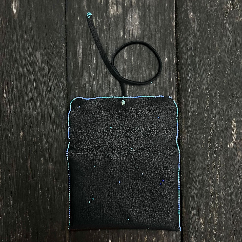 Miniature : Pochette en peau de cerf sauvage noire, perles bleues et turquoise véritable
