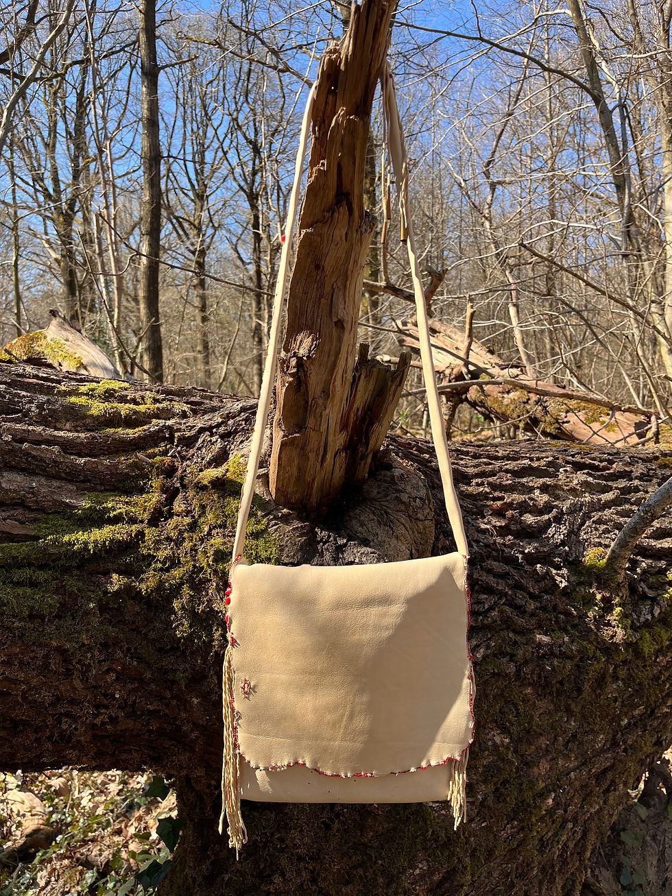 Miniature : "Walk Softly", sac en peau de cerf sauvage et perles rouges