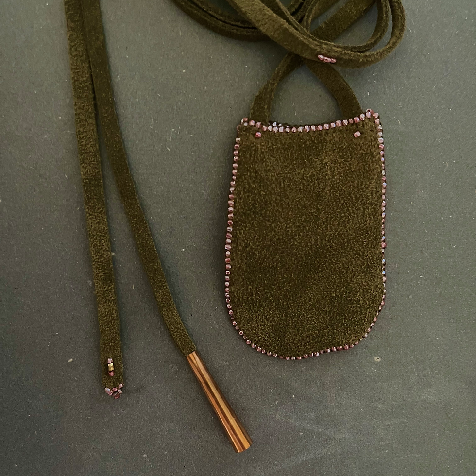 Miniature : Pochette collier, peau de vachette vert mousse et perles vieux rose