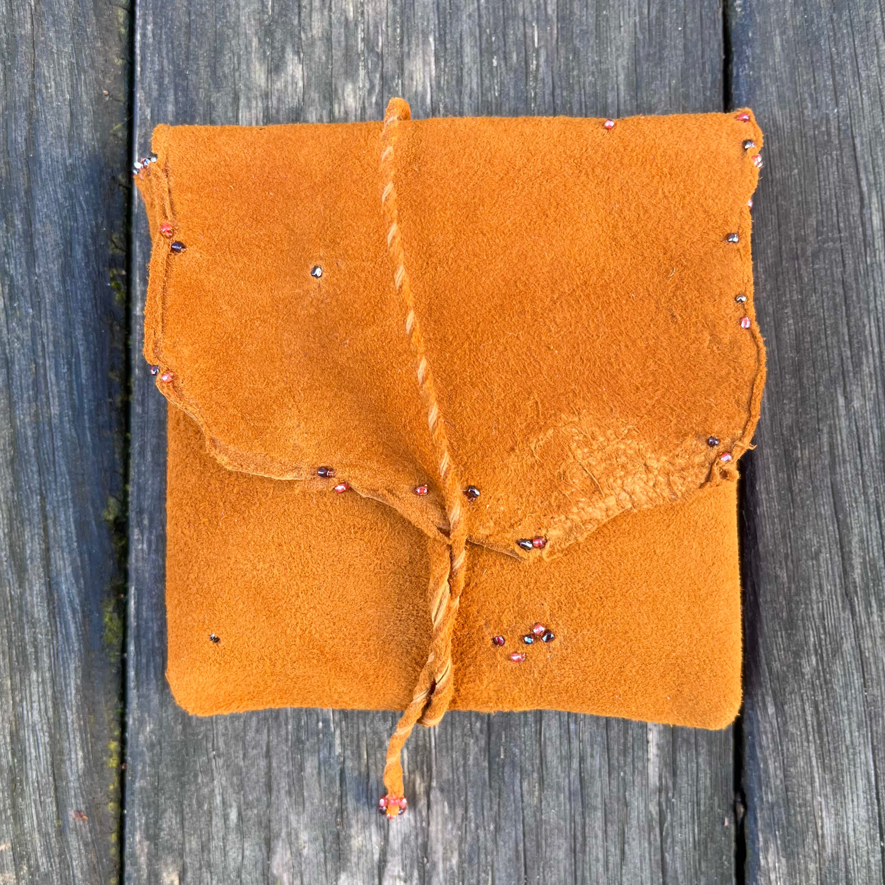 Pochette en peau de cerf sauvage, perles marron glacé et vieux rose