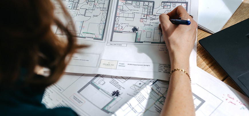 Architecte d'intérieur travaillant sur des plans techniques