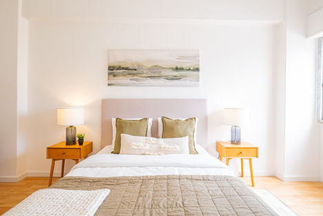 Quarto principal — vista frontal da cama após Home Staging para venda em T3 vazio em Damaia — Little Details