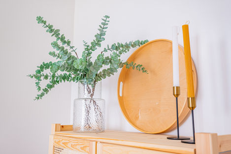 Sala de jantar adaptada a partir de quarto — detalhe do aparador após Home Staging para venda em T3 vazio em Damaia — Little Details