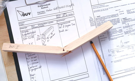 Biegeversuch an Holzprobe, Biegeprobe aus Holz