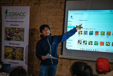 Tecnico-de-campo-da-Asociacion-Vivamos-Mejor-apresetando-o-LiteFarm.jpg