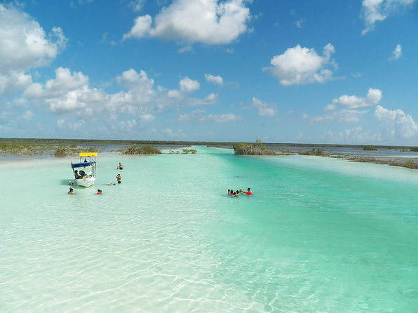 Baignade dans la lagune de Bacalar