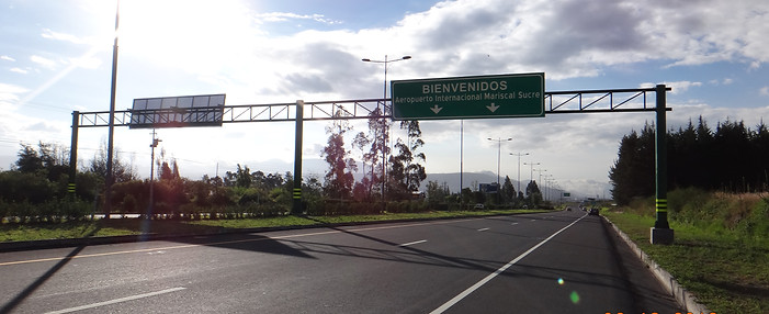 Señalización vial, señalética, pórtico, publiciad, aeropuerto mariscal sucre quito ecuador, aeropuerto quito, UIO, rótulos