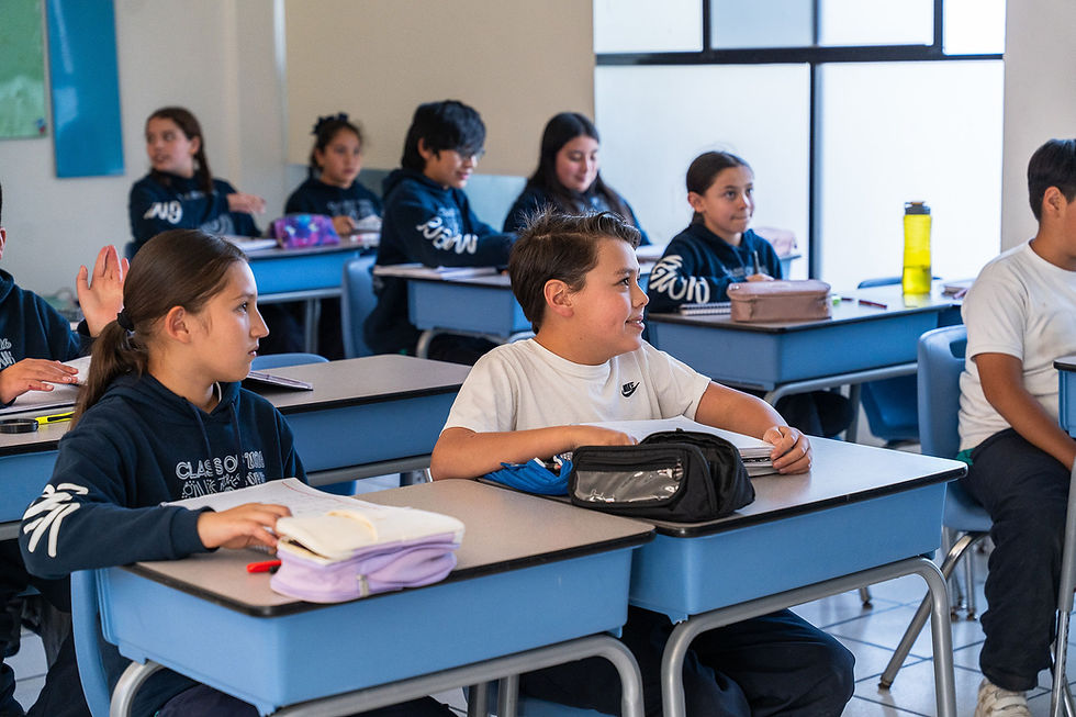 Alumnos en un salón de clases, aprendiendo