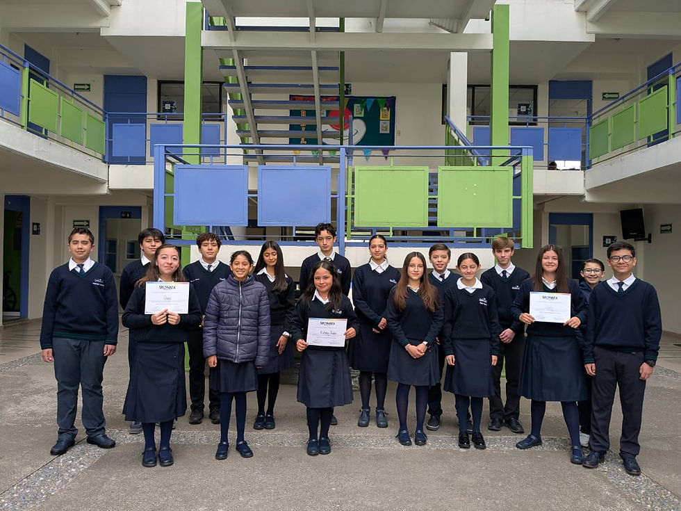 Grupo de estudiantes con uniforme escolar y certificados.