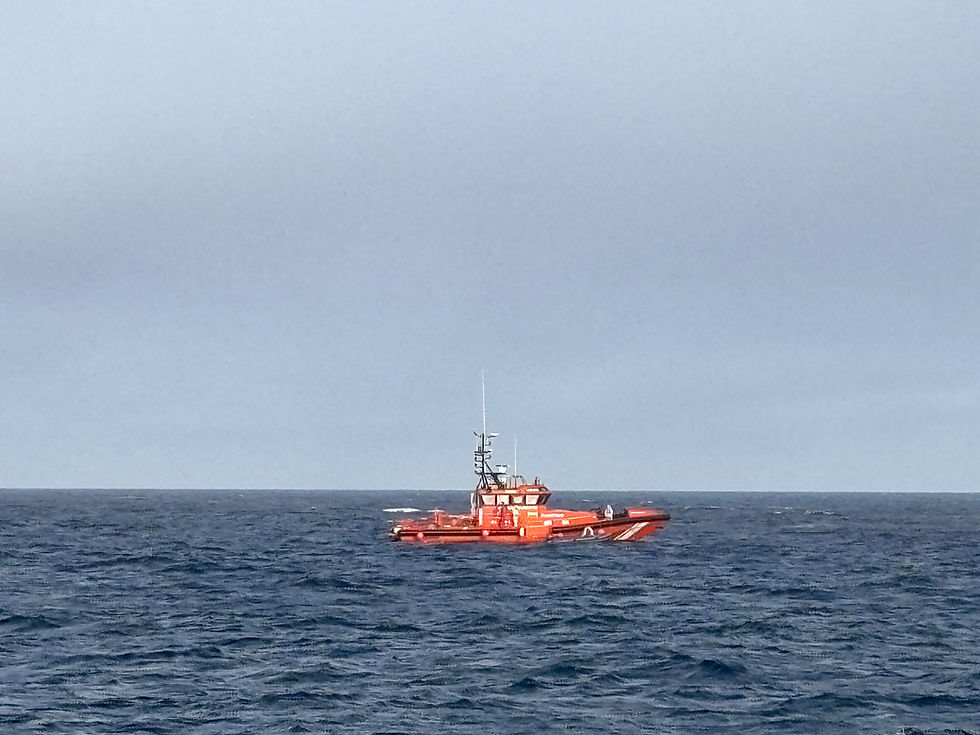 a Rescue vessel alongside a Migrant boat