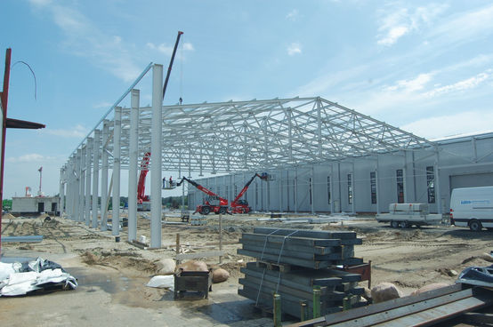 Großartiger Stahlhallenbau beginnt hier: Qualität, Präzision, Fortschritt.