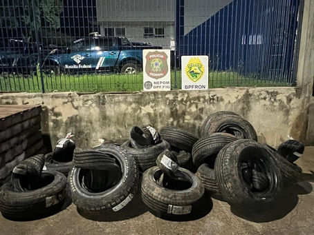 PF e PM apreendem carga de pneus contrabandeados em Foz do Iguaçu