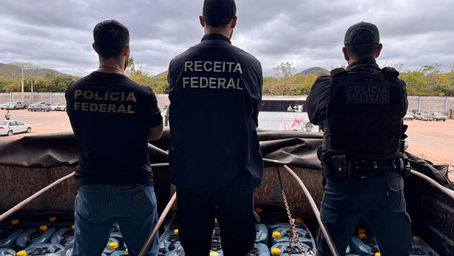 PF, Receita Federal e PM/MS apreendem 25 mil litros de éter etílico em carreta na fronteira