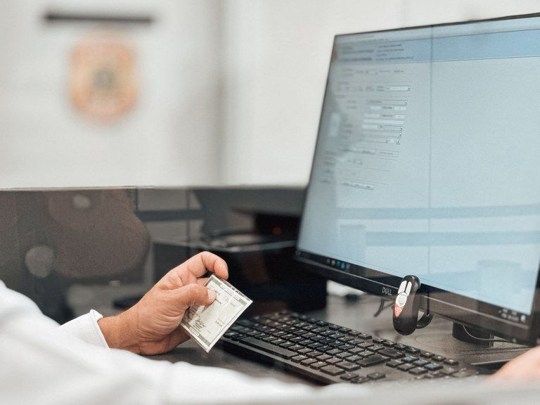 PF prende três brasileiros deportados pelos Estados Unidos em Confins/MG