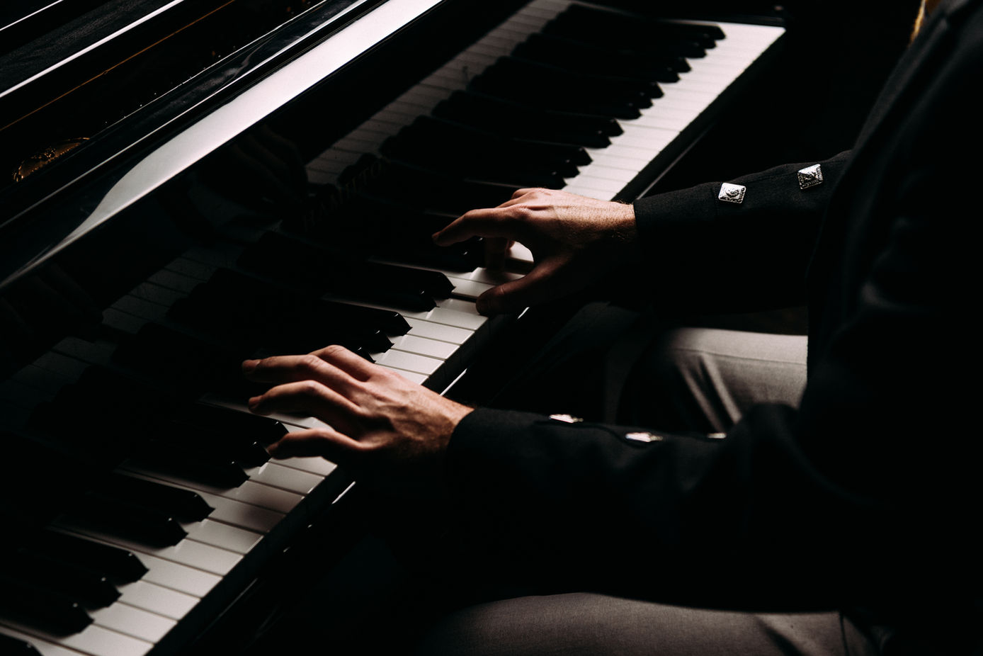 Musician playing piano at Skull's Rainbow Room