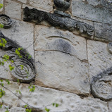 Armoiries monégasques martelées lors de la Révolution française aux Baux de Provence
