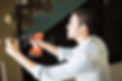 vue-profil-bricoleur-attrayant-aide-perceuse-electrique-pour-fixer-poignee-porte-dans-mais
