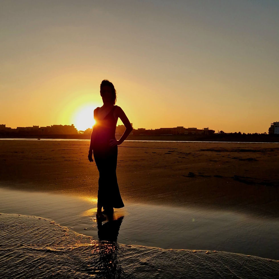 Persona caminando en la playa