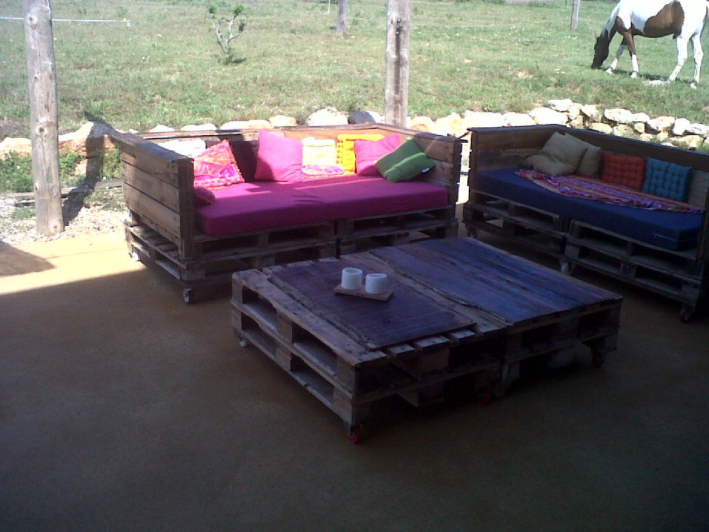 Sofas hechos con palots de fruta antiguos