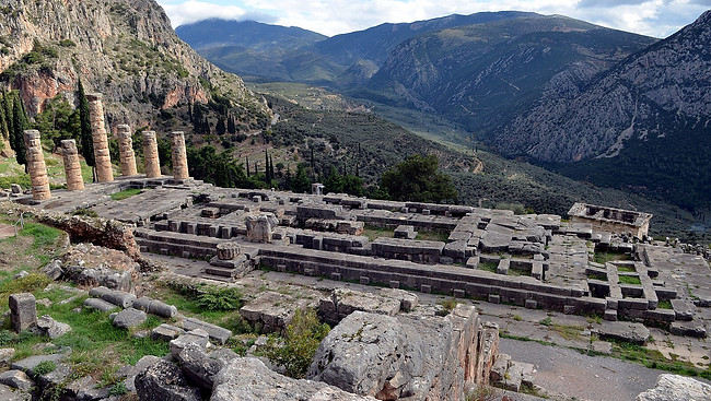 Temple_of_Apollo_at_Delphi_Panoramic.jpg