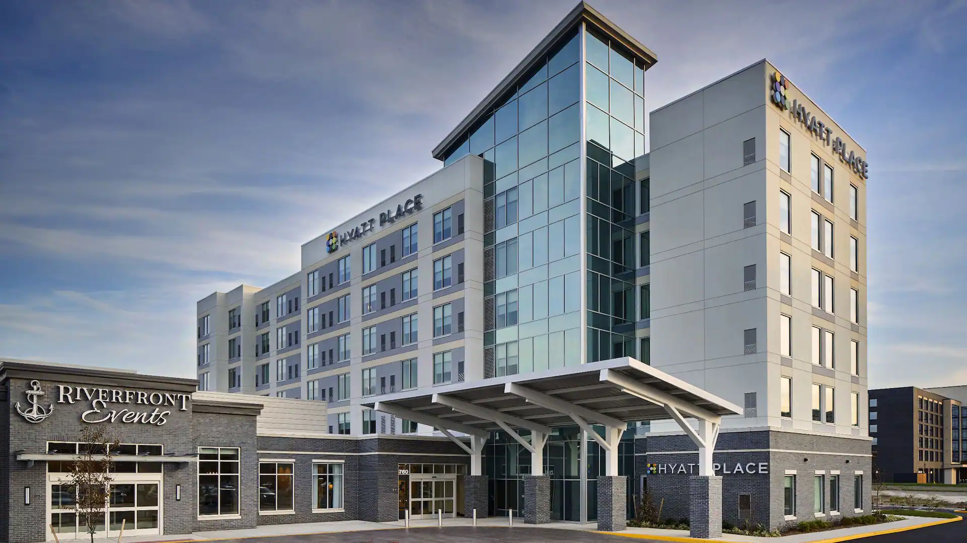 Hyatt-Place-Wilmington-Riverfront-P012-Exterior-Day.16x9.webp