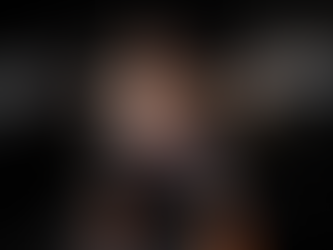 Hombre cargando demasiado peso