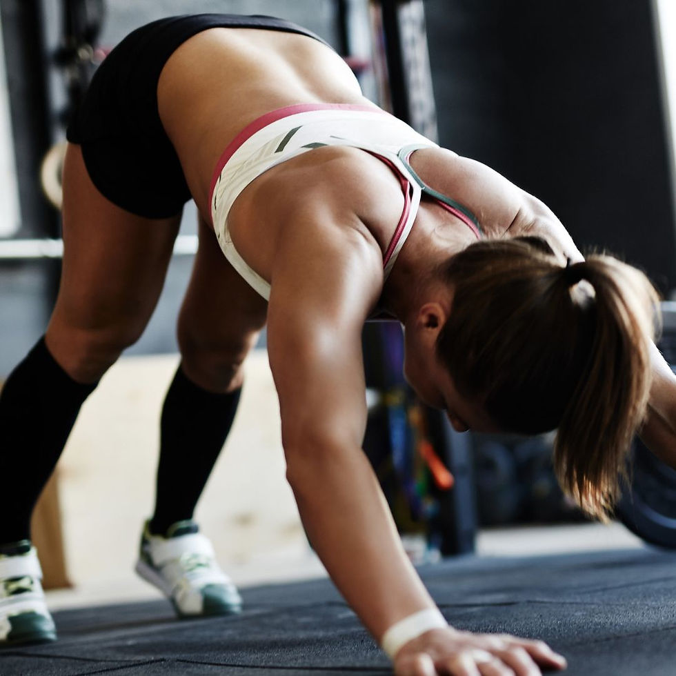 mujer estirando en el gimnasio