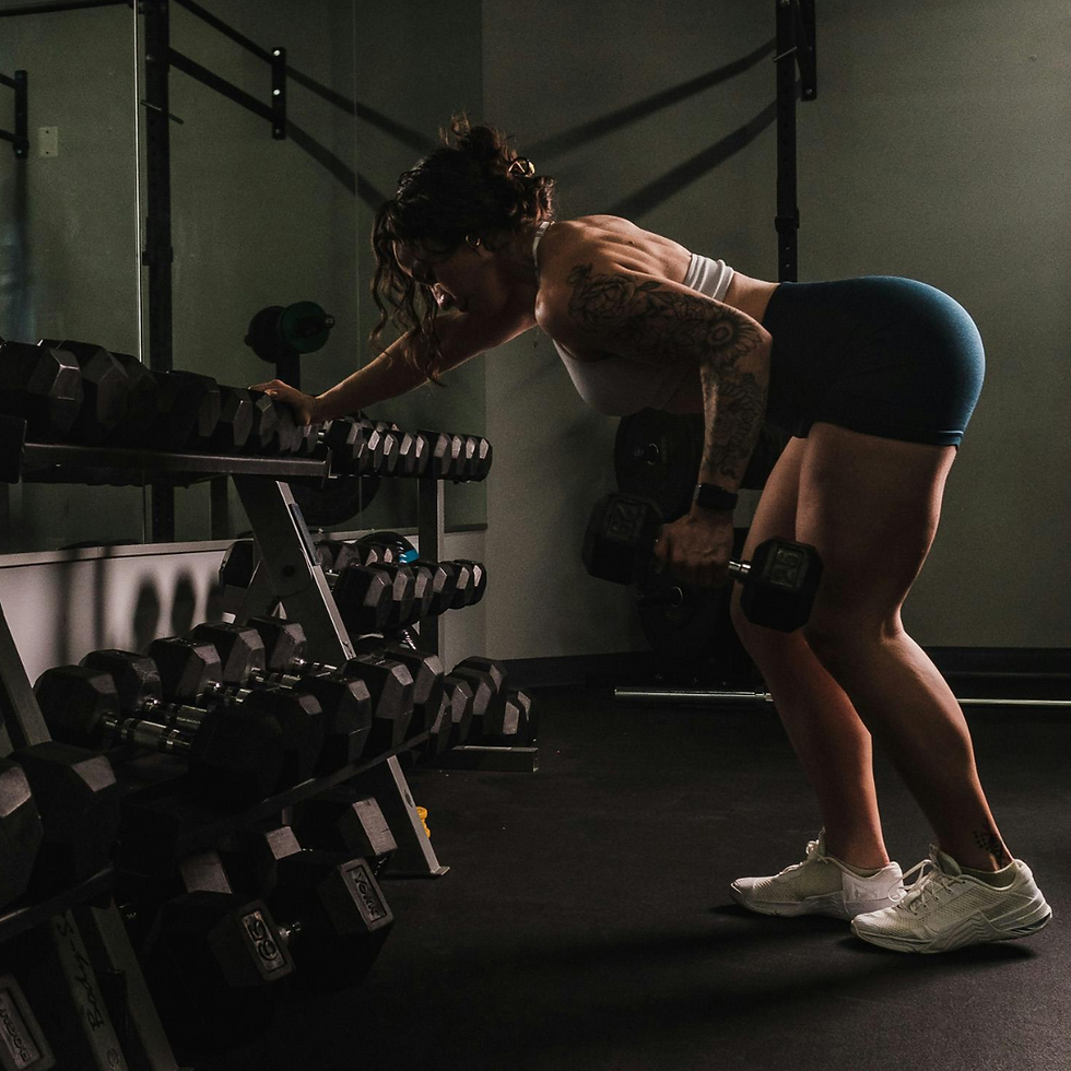 Mujer entrenando espalda en el gimnasio