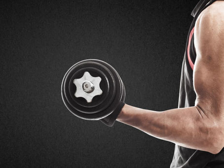 CURL INCLINADO CON MANCUERNAS: EL EJERCICIO QUE AISLA AL MÁXIMO TU BÍCEPS